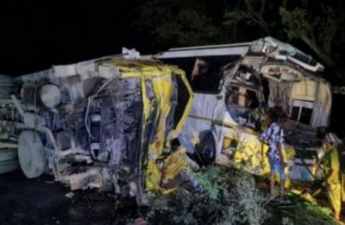 রূপপুরের রুশ নাগরিক বহনকারী বাস ট্রাকের সংঘর্ষে নিহত ১