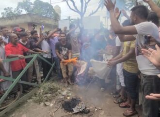 অনৈতিক কর্মকাণ্ডের প্রতিবাদে শ্যামনগরে এমপি গাজী নজরুলের কুশপুত্তলিকা দাহ
