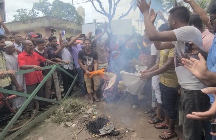 অনৈতিক কর্মকাণ্ডের প্রতিবাদে শ্যামনগরে এমপি গাজী নজরুলের কুশপুত্তলিকা দাহ