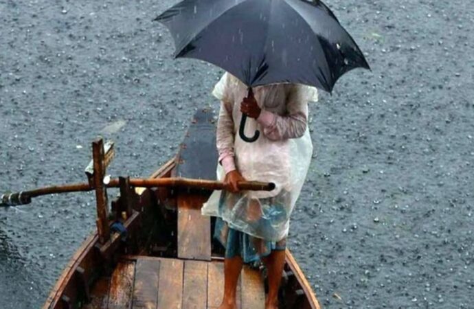 দেশজুড়ে বজ্রসহ বৃষ্টির পূর্বাভাস, কয়েক বিভাগে অতি ভারী বর্ষণের সতর্কতা
