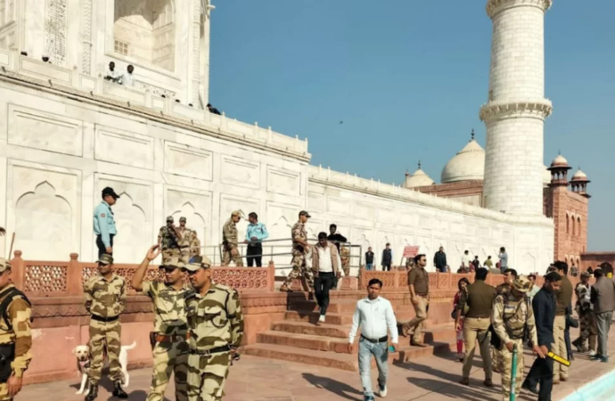 তাজমহলকে বোমা মেরে উড়িয়ে দেওয়ার হুমকি