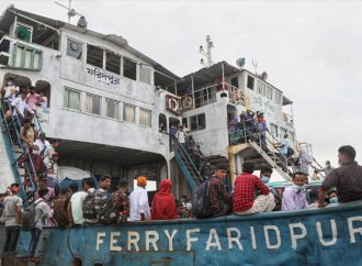 শাটডাউনের ভয়ে ফেরিতে বাড়ছে মানুষের জটলা