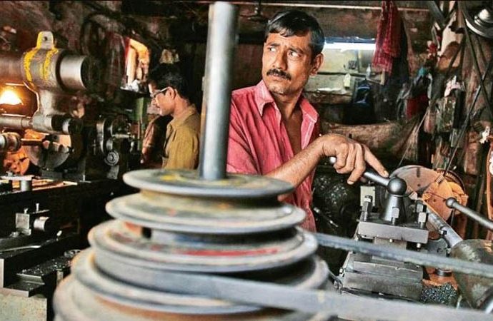 বাংলাদেশে অর্ধেক কারখানা পরিচালনা করছে ডিগ্রিবিহীন কর্মী